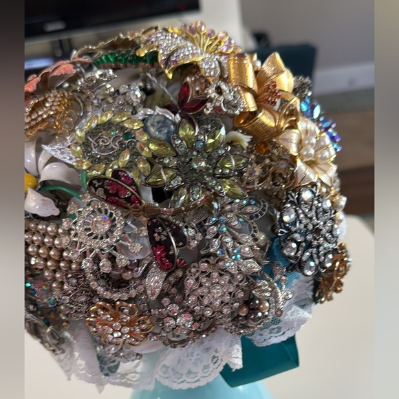 Colorful, Floral Brooch Bouquet with many vintage pieces - Picture 5 of 7